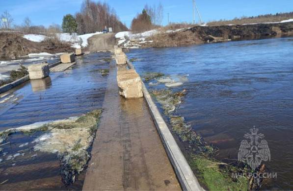 Один из мостов в Гаврилово-Посадском районе ушел под воду 
